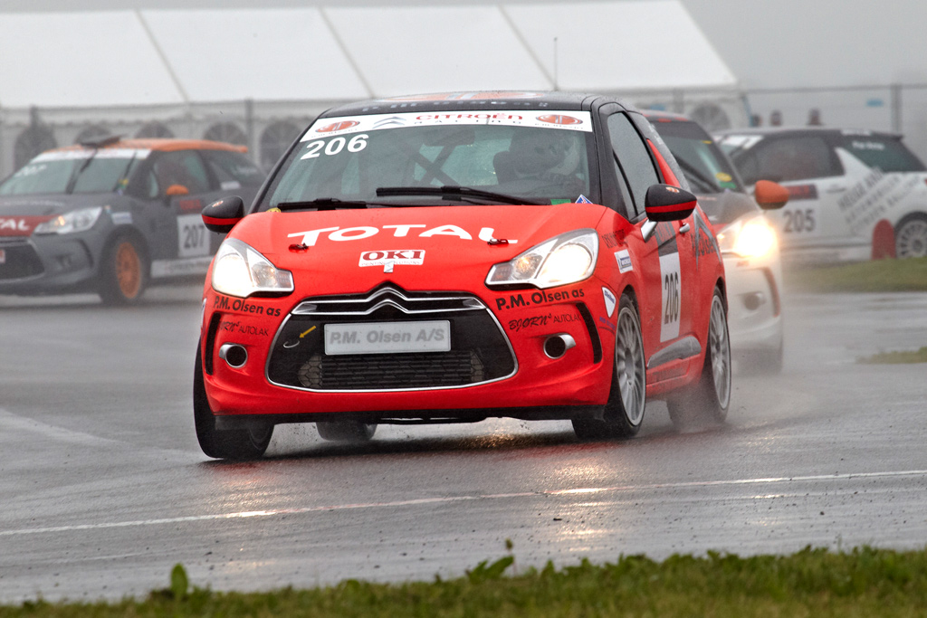 Regnen væltede ned, da Citroën DS3 Cup’ens andet løb blev kørt på Padborg Park, søndag d. 10. juni 2012.